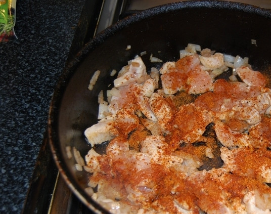 1. Этап. Куриная грудка с брокколи в сливочном соусе: Куриное филе вымойте и обсушите. Нарежьте его на равные куски и обжарьте на раскаленной сковородке на растительном масле вместе с измельченным репчатым луком и зубчиками чеснока, посыпав специями и солью.