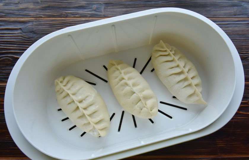 1. Этап. Пигоди по-корейски: Готовьте пигоди в пароварке в течение 15 минут. После истечении времени еще минут 5 не открывайте крышку пароварки, чтобы пигоди не осели.