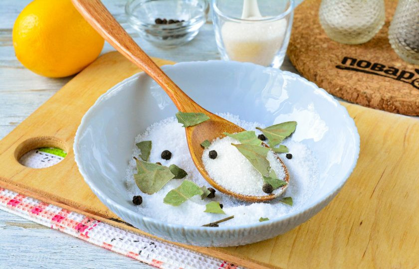 1. Этап. Соленая красная рыба: Добавьте черный перец горошком и лавровые листочки, разломанные на небольшие части.