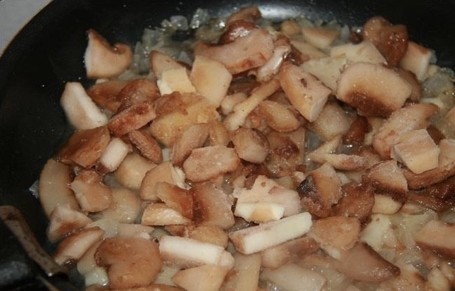 1. Этап. Салат из кальмаров и шампиньонов: 5. Грибы очищаем и нарезаем, отправляем их к луку.
