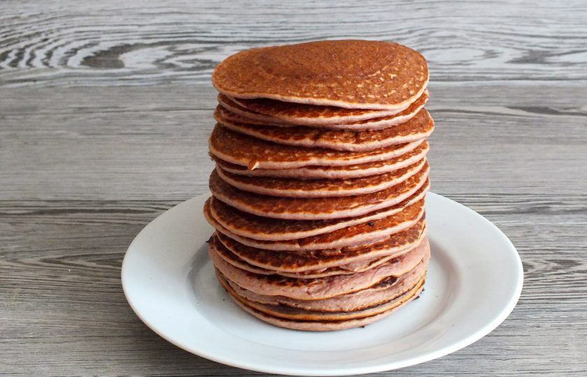 1. Этап. Малиновые панкейки: Готовые панкейки складывайте друг на друга, в стопочку. К столу подавайте горячими.