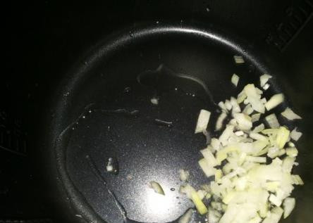 1. Этап. Суп с колбасой в мультиварке: Мясной бульон варим отдельно в кастрюле, желательно из говяжьей косточки. В мультиварке обжариваем (режим жарка -10 минут) в растительном масле лук, нарезанный кубиками.