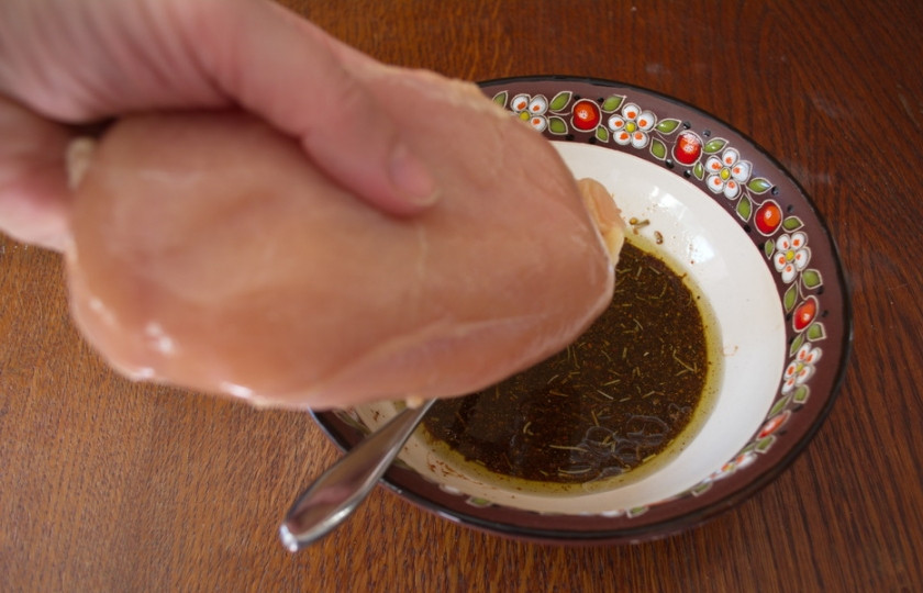 1. Этап. Маринад для мяса в духовке: В этот маринад погружаем мясо и оставляем мариноваться на 45 минут. Спустя время можно приступать к термообработке. Мясо замаринованное таким способом годится для обжарке на гриле или для запекания в духовке. Выходит сочным и вкусным.