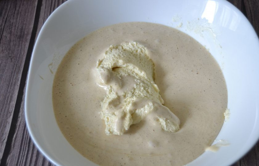 1. Этап. Манник с яблоками на сметане: Соедините вместе яичную смесь с манкой.