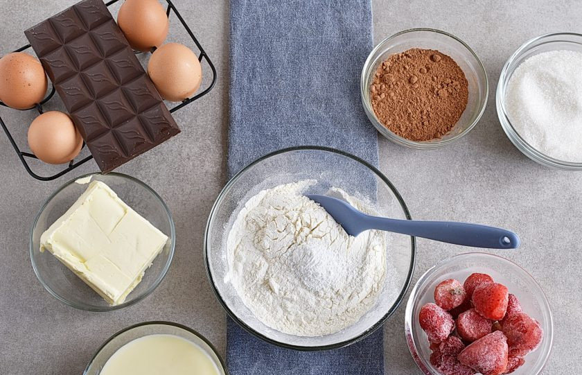 1. Этап. Клубничный торт с шоколадным кремом и глазурью: Смешайте и просейте муку и разрыхлитель.