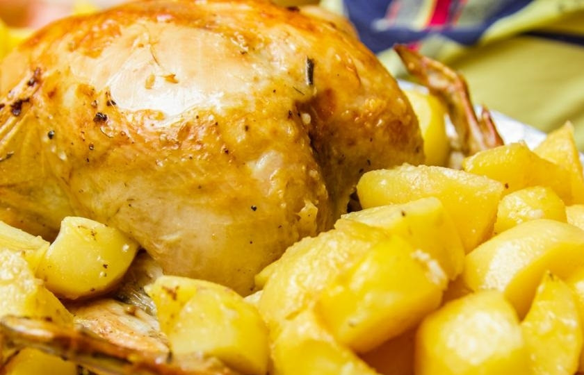 1. Этап. Ароматная курица в рукаве: 6. Выложите готовую курицу и запечённый картофель на блюдо.