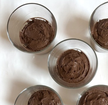 1. Этап. Шоколадно-кокосовый мусс: Разложить по стаканчикам, у меня получилось 5 порций, если стаканчики меньше, можно сделать и больше порций.