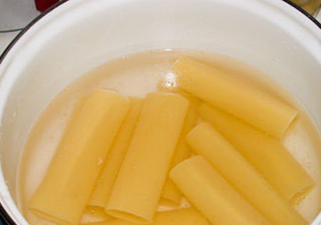 1. Этап. Каннеллони, фаршированные курицей и грибами: Каннеллони отварите до полуготовности и промойте.