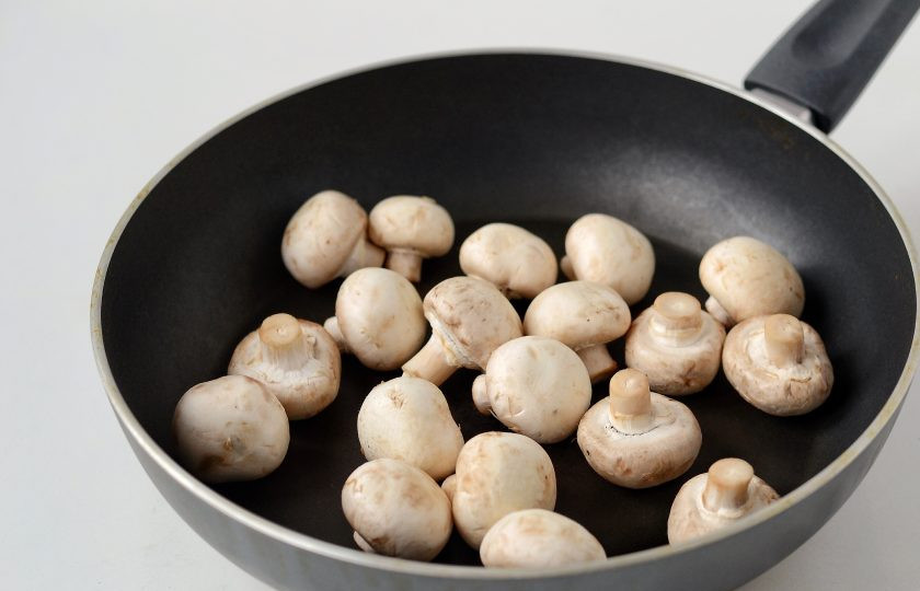 1. Этап. Маринованные грибы с луком: Грибы хорошенько промойте и обсушите. Затем обжарьте на сухой сковороде примерно 7-10 минут, чтобы лишняя жидкость испарилась.