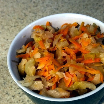 Квашеная капуста с морковью и кольраби