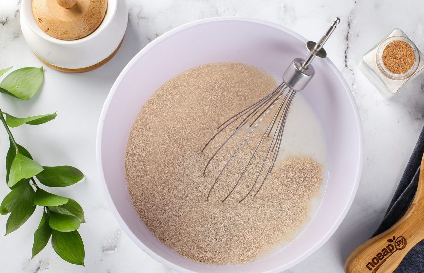 1. Этап. Толстые блинчики: Затем добавьте сухие дрожжи и перемешайте всё ещё раз.