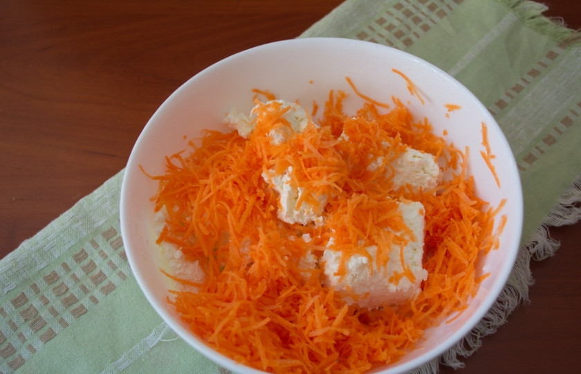1. Этап. Розовые сырники: Морковь натрите на мелкой терке. Крупные кусочки моркови не проготовятся.