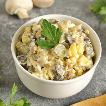 Салат с грибами и корнишонами
