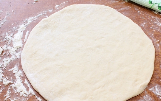 1. Этап. Осетинский пирог Балджин: Разделите тесто на 2 части, каждую из которой раскатайте в круглый пласт.