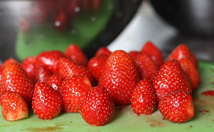 1. Этап. Клубничное мороженное на рисовом молоке: Удалите хвостики с каждой ягоды.