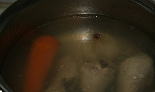 1. Этап. Томатный суп-пюре для похудения: Для начала мы поставим вариться наш куриный бульон. Для этого помещаем в кастрюльку парочку куриных голеней, целую луковицу и морковку, заливаем водой и варим в течение 40 минут.