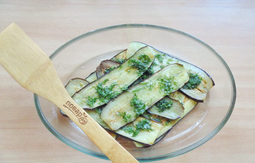 1. Этап. Баклажаны в укропном рассоле на зиму: Пластины баклажана выложите слоями в любую плоскую посуду, поливая каждый слой рассолом. Накройте крышкой или пищевой пленкой и поставьте в холод на ночь. Рассол еще останется. Он пригодится на следующий день.