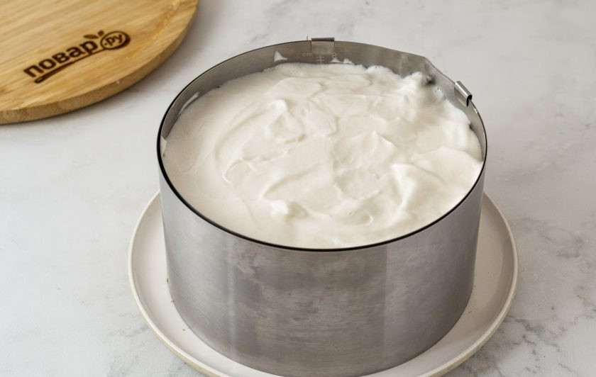 1. Этап. Постный торт Птичье молоко: Очень быстро выложите ее в подготовленную форму и разровняйте. Остудите при комнатной температуре и уберите в холодильник на 2 часа, чтобы суфле стабилизировалась.