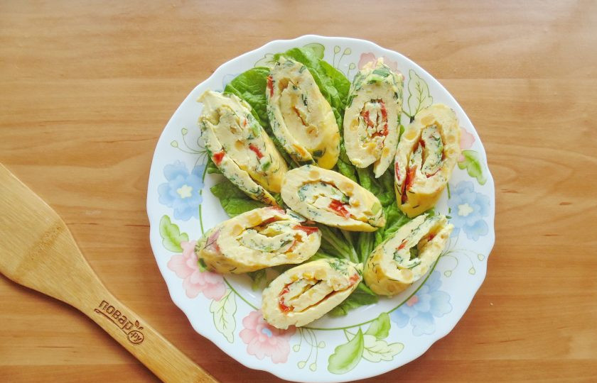 1. Этап. Рулет из омлета с овощами: После разверните пищевую пленку и нарежьте рулет.