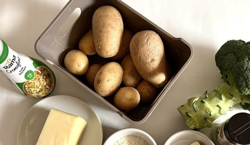 1. Этап. Запеканка из картофеля и брокколи: Приготовить ингредиенты. В этот раз у меня сливки растительные 7%, так как одному члену семьи нельзя жирную и жареную пищу.