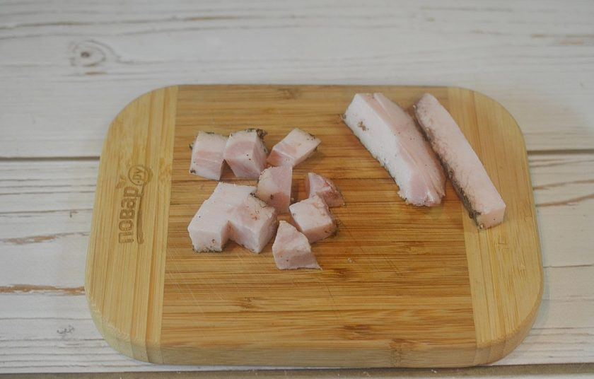 1. Этап. Чанахи по-днепропетровски: 1. От жира отрежьте несколько полосок, по количеству порций (горшочков), остальной порежьте кубиком.