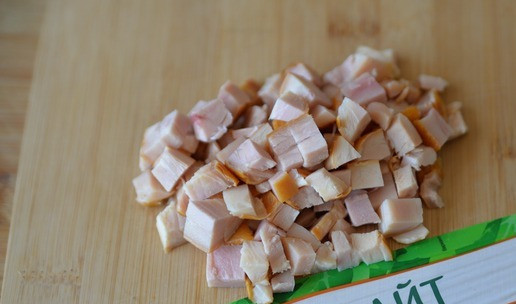 1. Этап. Салат Восторг: Отделяем филе индейки от кости и нарезаем мелкими кубиками.