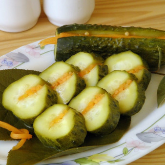 Огурцы маринованные с морковью