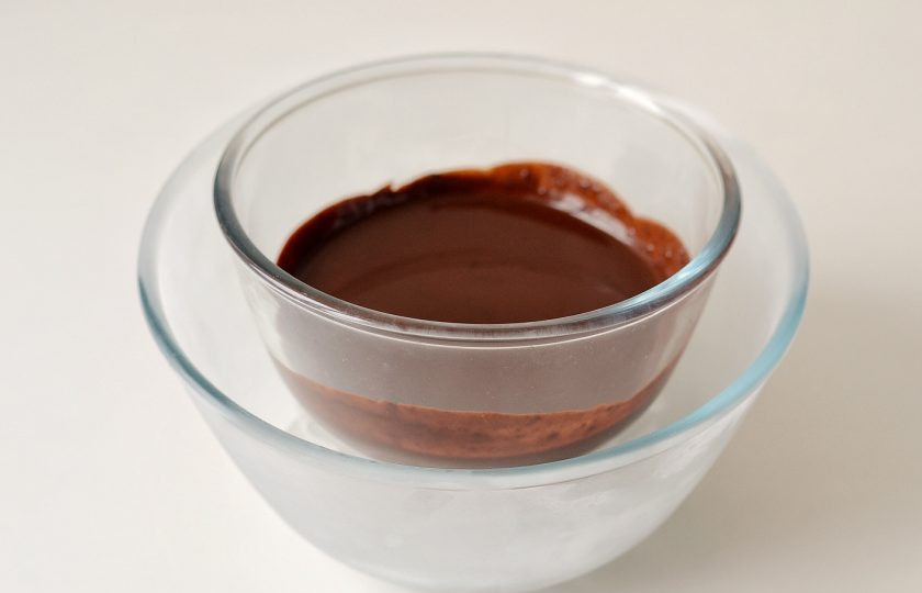 1. Этап. Постный шоколадный мусс: Шоколад перелейте в другую миску. Поставьте ее на лед и начните взбивать миксером.