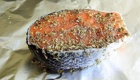 1. Этап. Стейк из семги в фольге: 2. Семгу не освобождаем от шкуры и нарезаем на порционные кусочки. Толщина каждого от 2 до 3 сантиметров. Хорошо натираем специями каждый кусок.