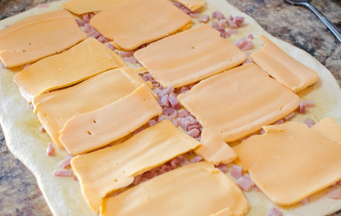 1. Этап. Булочки с горчицей и ветчиной: 4. Сверху разложите сыр.