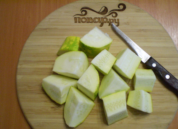 1. Этап. Кабачковая икра без обжарки: Вымойте и порежьте кабачки. Если кожура жесткая, снимите её.