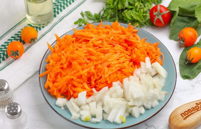 1. Этап. Замороженные фаршированные перцы в мультиварке: Морковь и лук очистите от кожуры и промойте в воде. Натрите морковь на терке с мелкими ячейками, а лук нарежьте кубиком.