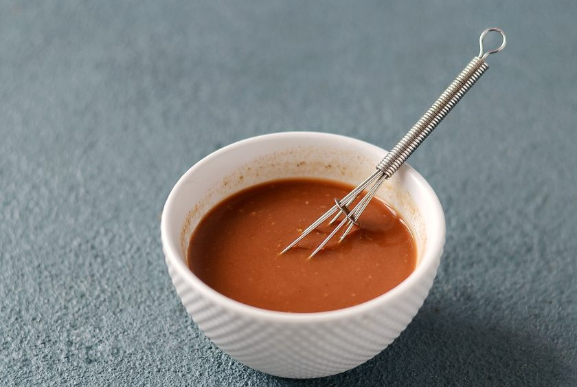 1. Этап. Соевое мясо в кисло-сладком соусе: Соедините сахар, соль, рисовый уксус, соевый соус, томатную пасту, воду и крахмал. Хорошенько перемешайте.