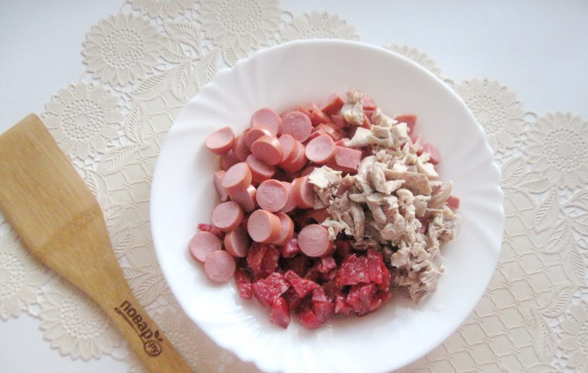 1. Этап. Солянка с лечо: Добавьте нарезанные сосиски и отварную курицу.