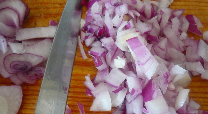 1. Этап. Селедка под шубой с гранатом: Очищаем и измельчаем красный лук.