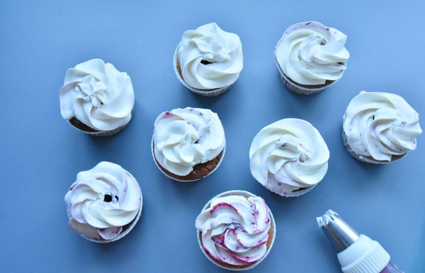 1. Этап. ПП капкейки: Творожный крем переложите в кондитерский мешок. Туда же можно добавить остатки джема. Оформите кремом верх панкейков, используя насадку 