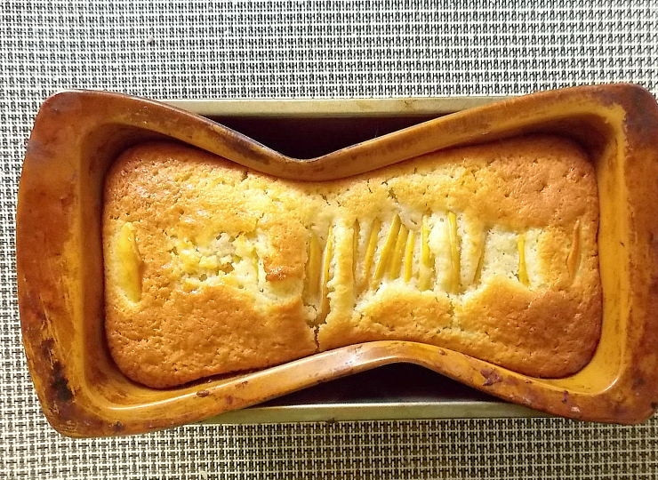 1. Этап. Кекс с яблоками на сыворотке: Выпекайте в горячей духовке при t=180 примерно 30-40 минут до готовности.