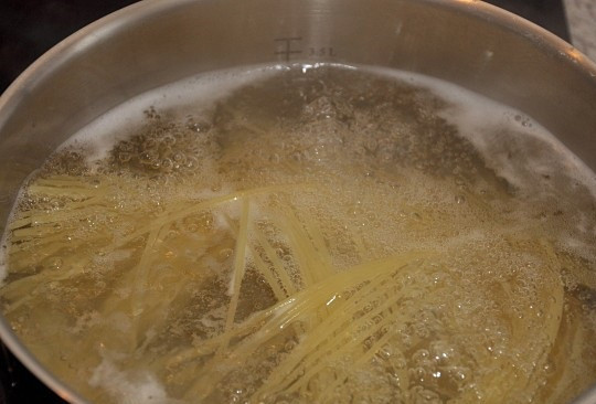 1. Этап. Макароны с кальмарами: 7. Необходимо также сварить макароны, параллельно с этими процессами. Макароны с кальмарами в домашних условиях можно приготовить не только со спагетти, как в этом варианте, но и с любыми другими видами макарон.