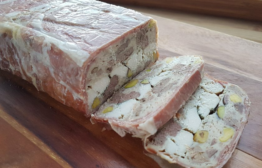 1. Этап. Террин из курицы с фисташками: Готовому террину дайте время остыть и слейте сок, который образовался в процессе запекания. Снова накройте фольгой, сверху положите гнет, например, бутылку с водой, и отправьте в холодильник на 12 часов.