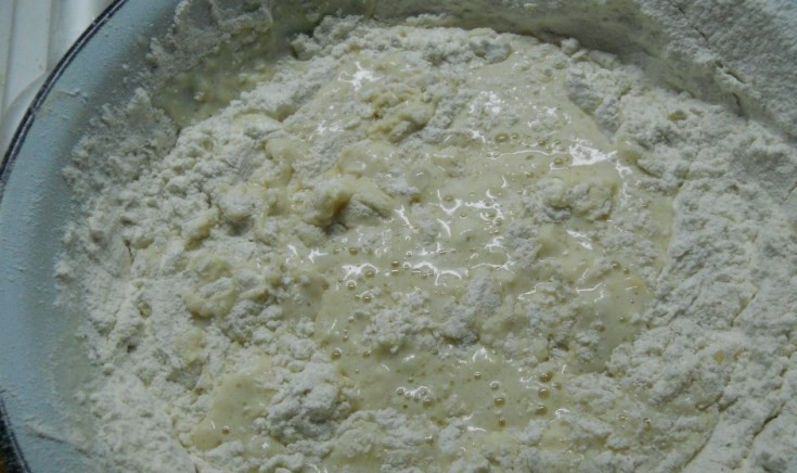 1. Этап. Пирожки с печенкой: Всыпьте муку и замесите тесто, пускай час постоит, поднимется.