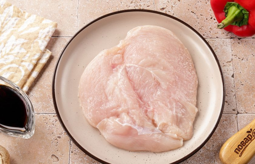 1. Этап. Фунчоза с курицей и шампиньонами: Куриную грудку промойте и обсушите, разрежьте вдоль острым ножом, не доходя немного до края и разверните как 