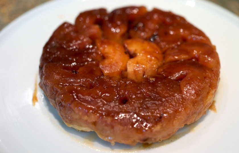 1. Этап. Тарт Татен с яблоками: Аккуратно извлекаем пирог из сотейника, ставим снова его на огонь и разогреваем карамель с остатками яблочного сока. Поливаем Татен карамелью. Приятного аппетита!