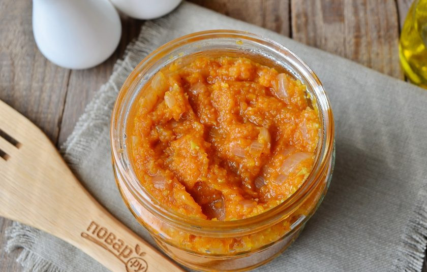 1. Этап. Консервация кабачковой икры на зиму: Разложите икру по стерильным баночкам и закатайте стерильными крышками. Переверните вверх дном и оставьте остывать. После чего уберите в прохладное место для хранения. Для получения более однородной икры можно перед консервированием еще раз пропустить ее через блендер и дать закипеть.