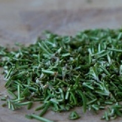 1. Этап. Запеченная курица с чесноком и лимоном: 2. Свежие веточки розмарина промойте и мелко нарубите. Если веточки - крепкие, снимите листочки и измельчите только их.