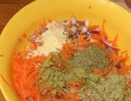 1. Этап. Тушеная утка: 1. Лук и морковь измельчаем. Утку режем порционными кусками или оставляем большие куски (у меня ножки). Заливаем вином, добавим обильно специи и перемешаем. Даем промариноваться ночь.