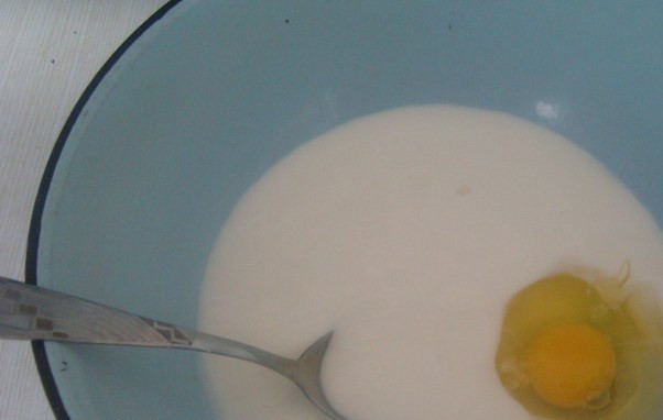 1. Этап. Дрожжевое тесто для жареных пирожков: В кефир добавьте дрожжи и вбейте яйцо.