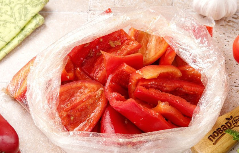 1. Этап. Перец на решётке на мангале: Залейте перец маринадом и тщательно перемешайте. Удобнее делать это в пакете. Оставьте на 20-30 минут.