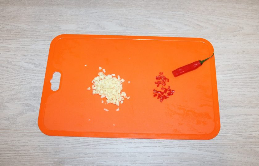 1. Этап. Гуйру лагман: Чеснок, красный перец и имбирь мелко порубите.