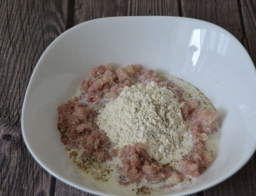 1. Этап. Куриные котлеты с мукой: Добавьте 2 ст. ложки с горкой муки, соль, черный молотый перец.