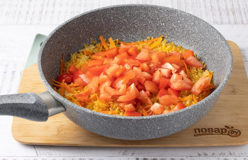 1. Этап. Булгур с овощами на плите: Добавьте помидоры и болгарский перец.